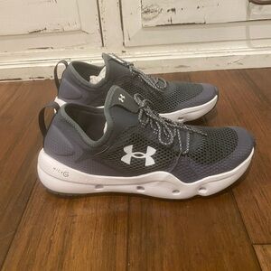 Gray under armor size 9 tennis shoes